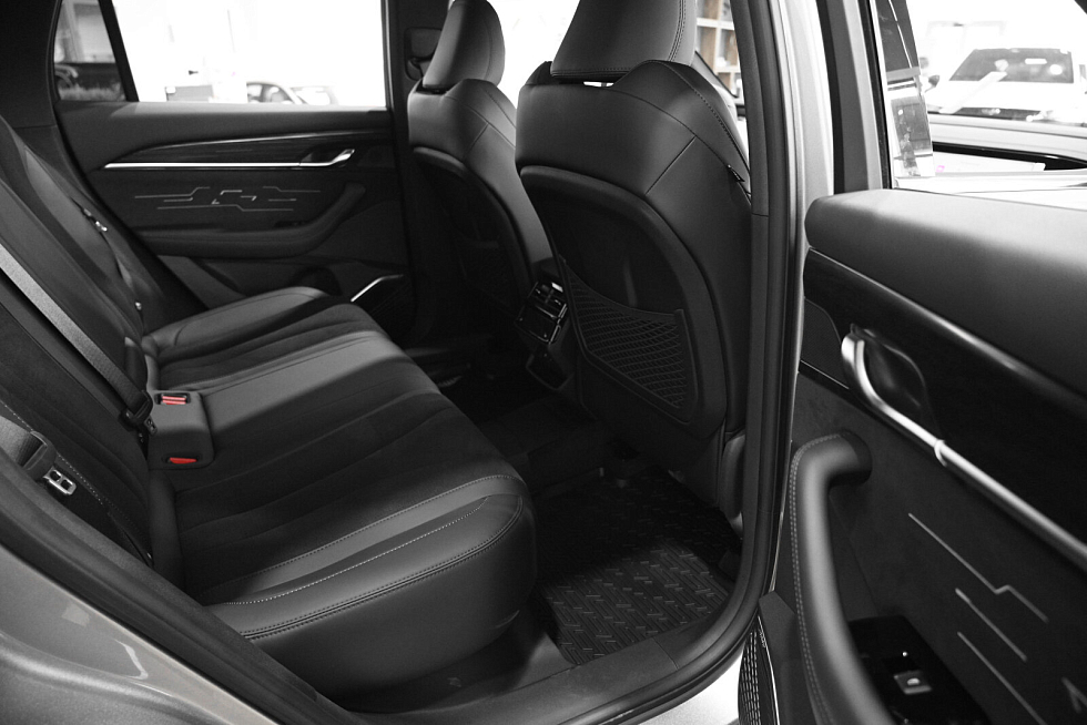 Geely Monjaro Флагман, серебряный