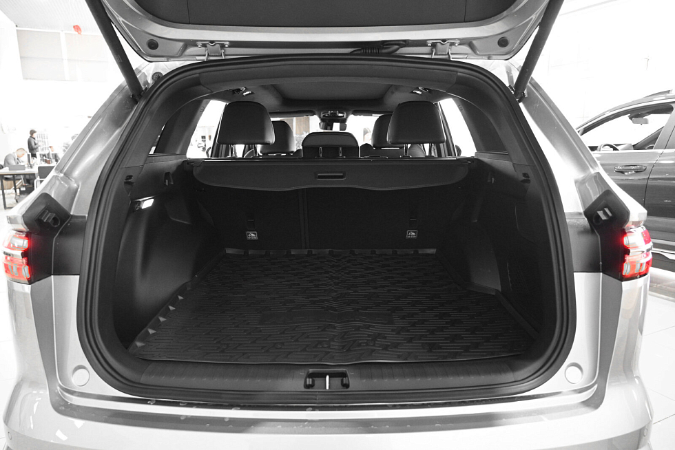 Geely Monjaro Флагман, серебряный