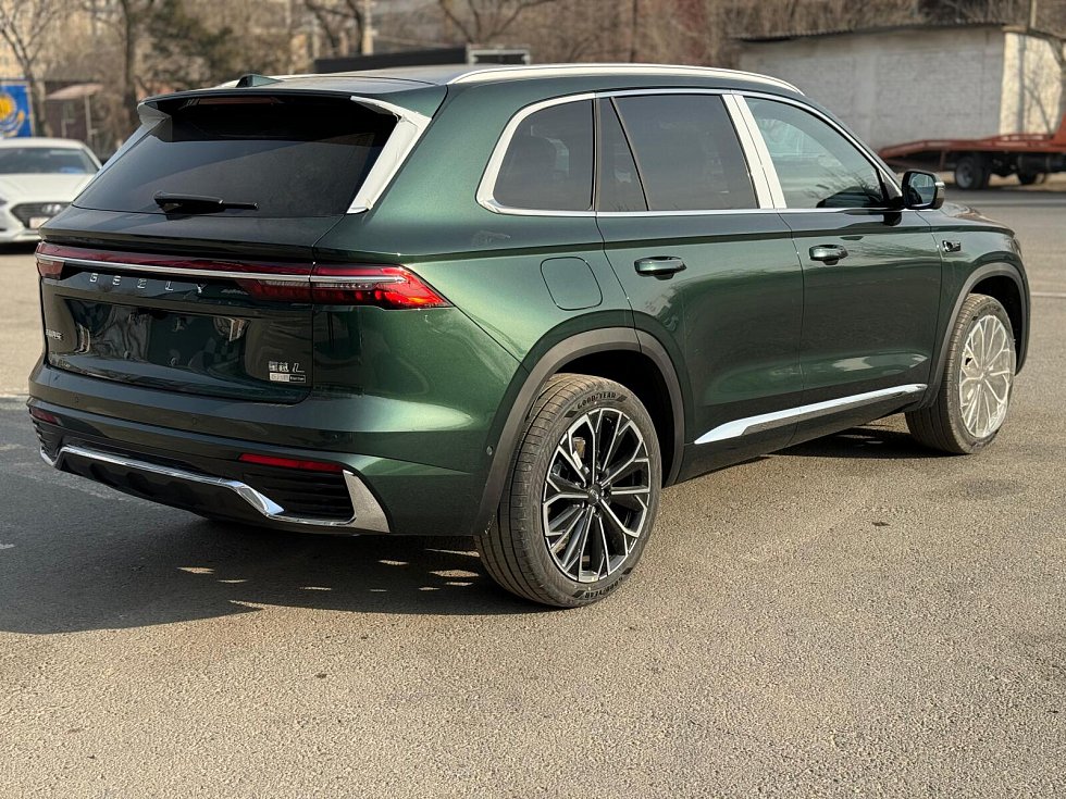 Geely Monjaro Люкс, зеленый